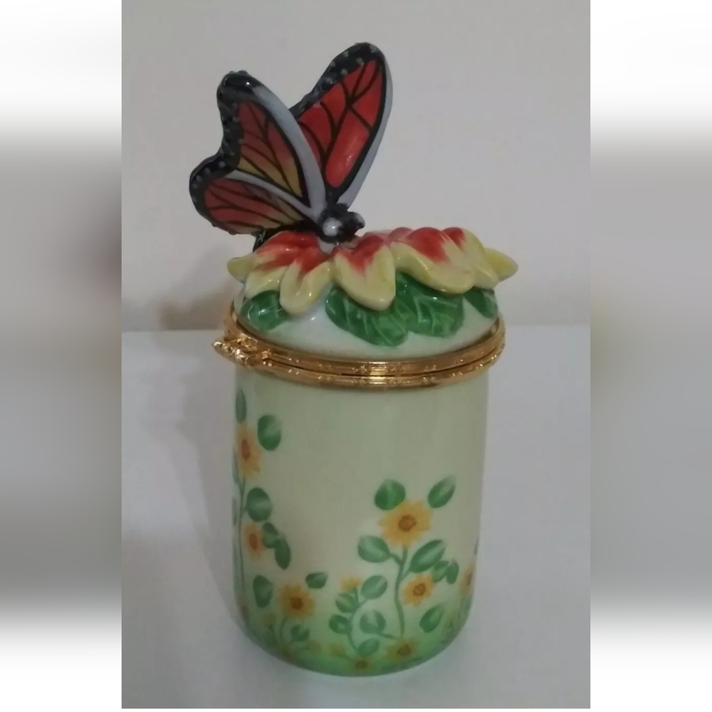 The Bombay company Vintage Ceramic butterfly on flower trinket candle.